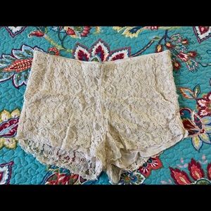 Lace cream shorts